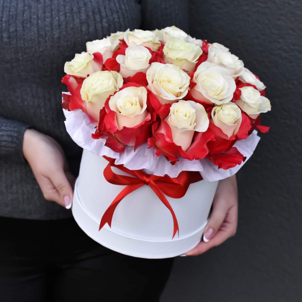 Box with white roses red rims